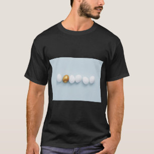 Gouden ei tussen wit - uniek ontwerp t-shirt