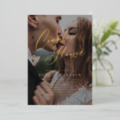 Gouden elegante moderne script foto koppels douche folie uitnodiging (Staand Voorkant)