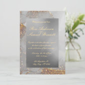 Gouden Elegante Monogram Huwelijksuitnodiging Kaart (Staand voorkant)