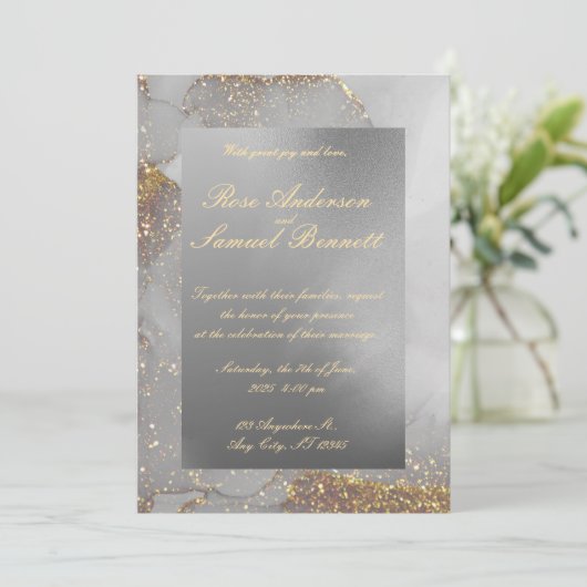 Gouden Elegante Monogram Huwelijksuitnodiging Kaart (Staand voorkant)