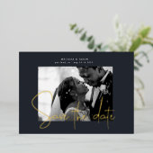 Gouden Elegante Script Save The Date Huwelijk Folie Uitnodiging (Staand Voorkant)