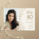 Gouden Elegante Verrassingsfoto 40e Verjaardag Kaart<br><div class="desc">Bloemengouden crème verrassing 40e verjaardag feestuitnodiging met uw foto op de voorkant van de kaart. Elegant modern ontwerp met botanische overzichtstekeningen,  accenten en typografie script lettertype. Eenvoudige trendy uitnodigingskaart perfect voor een stijlvol vrouwen dagfeest. Kan worden aangepast aan elke leeftijd. Gedrukte Zazzle-uitnodigingen of direct download digitale afdrukbare sjabloon.</div>