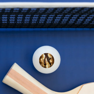 Gouden Elegantie: Ballerina Schoenen op Gouden Bok Pingpongbal