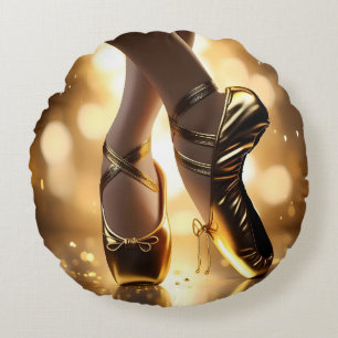 Gouden Elegantie: Ballerina Schoenen op Gouden Bok Rond Kussen