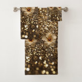 Gouden Elegantie: Gouden Hibiscus Shimmer Bad Handdoek (Insitu)