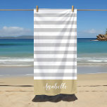 Gouden en Grijze Strepen Monogram | Bewerkbare kle Strandlaken<br><div class="desc">Deze op maat gemaakte strandhanddoek heeft een preppy horizontale streep patroon in lichtgrijs, goudbruin en wit. Personaliseer het met jouw naam monogram of andere aangepaste tekst in een modern scriptlettertype. Gebruik de ontwerpgereedschappen om achtergrondkleuren te kiezen, de tekstlettertypen en -kleuren te bewerken of uw eigen foto's te uploaden naar creëer,...</div>