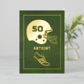 Gouden en groene American Football Verjaardag Folie Uitnodiging (Staand Voorkant)