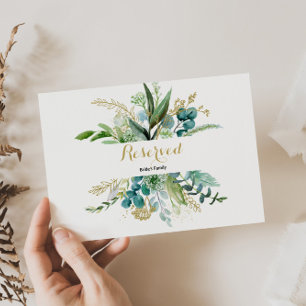 gouden en groene eucalyptusplaat