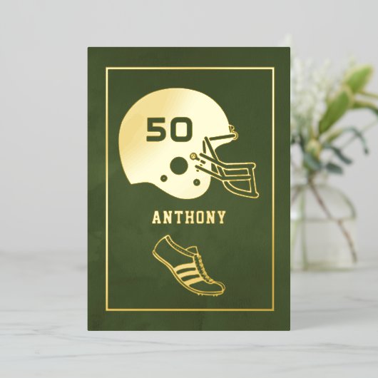 Gouden en groene verjaardag American Football Folie Uitnodiging (Staand Voorkant)