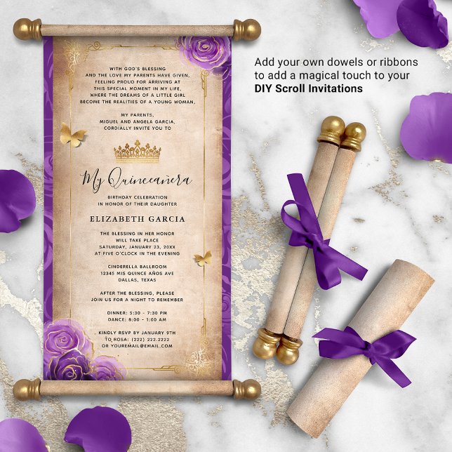Gouden en Paarse Quinceanera DIY Scroll uitnodigin (DIY scrolls do not come with dowels. Add your own or roll up with a ribbon for an elegant touch!)