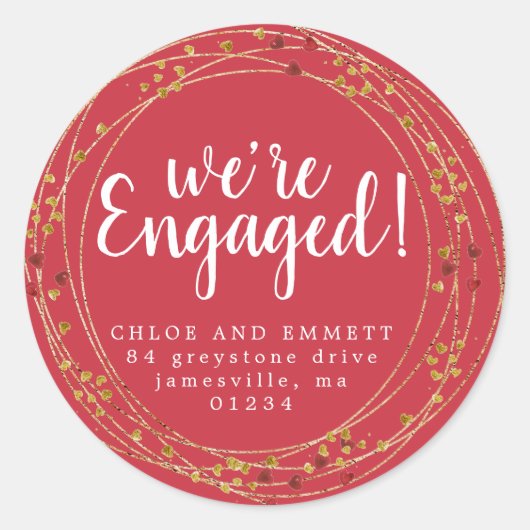 Gouden en Rode Ster Verlovingsfeest Retouradres Ronde Sticker (Voorkant)