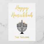 Gouden en Witte Hanukkah Menora Folie Feestdagenkaart<br><div class="desc">Deze mooie Hanukkah-themapostkaart toont "Gelukkig Hanukkah" op een witte achtergrond. In het midden staat een menora met een plek om de naam van uw familie onderaan in te voegen. De achterkant gaat verder met de mooie witte achtergrond. Er is een bericht met zegeningen bijgevoegd. Bestel de uwe vandaag nog! Menora:...</div>