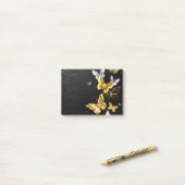 Gouden en witte vlinders post-it® notes (Op bureau)