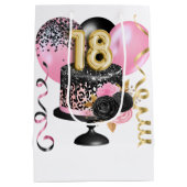 Gouden en Zwarte Taart 18e Verjaardag Naam Medium Cadeauzakje (Achterkant)