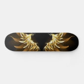 Gouden engelenvleugels op een zwarte achtergrond persoonlijk skateboard (Horizontaal)