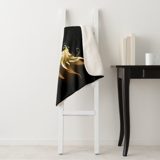 Gouden engelenvleugels op een zwarte achtergrond sherpa deken (In situ)