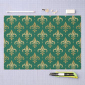 Gouden fleur-de-lis naadloos patroon op groen tissuepapier (Craft)