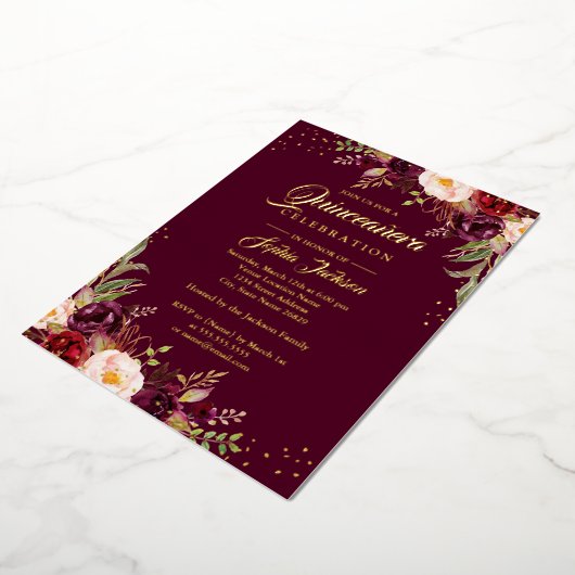 Gouden folie bordeaux bloemige Quinceanera Folie Uitnodiging (Gedraaid)