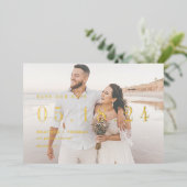 Gouden Folie Bruiloft Uniek Modern Save Our Date Q Uitnodiging (Staand Voorkant)