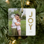 Gouden folie look JOY Christmas Foto Keramisch Ornament<br><div class="desc">Voeg een vleugje elegantie toe aan uw kerstboom met dit eenvoudige,  moderne ornament voor vakantiefoto's,  met faux gouden folie,  "JOY". De foto en het ontwerp staan zowel op de voor- als achterkant van het ornament. *Kunstwerk uitsluitend gemaakt door Orabella Prints.</div>