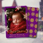 Gouden Folie Sneeuwvlokken en Familiefoto geperson Folie Feestdagenkaart<br><div class="desc">gouden sneeuwvlokken en gouden folie baby foto kerstkaart. U kunt de tekst personaliseren,  uw namen toevoegen en uw familiefoto uploaden in het gepersonaliseerde gebied.</div>