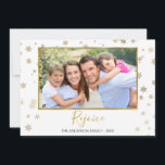 Gouden Folie Sneeuwvlokken Verheugen Fotokaart Feestdagenkaart<br><div class="desc">Faux Gold Foil Sneeuwvlokken - Verheug je Christelijk Vrolijk Kerstfeest - Vakantie Fotokaart. Het afbeelding,  de datum en de familienaam kunnen worden vervangen op deze eenvoudige en elegante kerstfotokaart.</div>