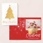 Gouden Folie Vrolijke Kerstboom Fotokaart Folie Kaarten<br><div class="desc">Gouden folie Kerstboom Rode Hand Lettered Script Snowflake Photo Card. De foto en tekst van deze kerst Kaart kan worden bijgewerkt en aangepast met uw foto en naam. Deze kaart toont jouw namen aan de binnenkant van de Gold Foil Christmas Kaart.</div>