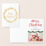 Gouden Folie Vrolijke Kerstkrans Fotokaart Folie Kaarten<br><div class="desc">Gouden Folie Kerstkrans Hand Geletterd Script Garland Photo Card. De foto en tekst van deze kerst Kaart kan worden bijgewerkt en aangepast met uw foto en naam. Deze kaart toont jouw namen aan de binnenkant van de Gold Foil Christmas Kaart.</div>