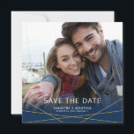 Gouden geometrische lijnen | Vierkante foto De dat Save The Date<br><div class="desc">Deze vierkante bewaar de datum bruiloft aankondiging kaart is voorzien van een foto lijst dat de hele voorkant van de kaart vult. Een marineblauw verloop en eenvoudige gouden lijnen accentueren de onderkant van de foto. Met aangepaste tekst kunt u de namen van de bruid en bruidegom en hun aanstaande trouwdatum...</div>