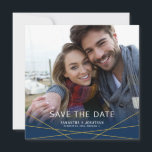 Gouden geometrische lijnen | Vierkante foto De dat Save The Date<br><div class="desc">Deze vierkante bewaar de datum bruiloft aankondiging kaart is voorzien van een foto lijst dat de hele voorkant van de kaart vult. Een marineblauw verloop en eenvoudige gouden lijnen accentueren de onderkant van de foto. Met aangepaste tekst kunt u de namen van de bruid en bruidegom en hun aanstaande trouwdatum...</div>