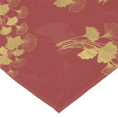 Gouden Gingko Balboa Bladeren op Donkerrode Achter Korte Tafelloper (Hoek)