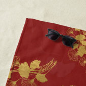 Gouden Gingko Balboa Bladeren op Donkerrode Achter Strandlaken (In situ)