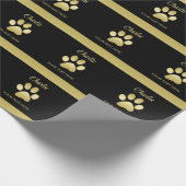 Gouden glanzende hondenpoot op zwarte achtergrond cadeaupapier (Hoek)