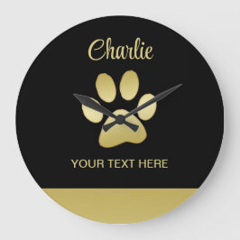 Gouden glanzende hondenpoot op zwarte achtergrond grote klok