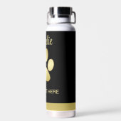 Gouden glanzende hondenpoot op zwarte achtergrond waterfles (Achterkant)