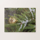 Gouden glazen kerstornament op groene kerstboom legpuzzel (Horizontaal)