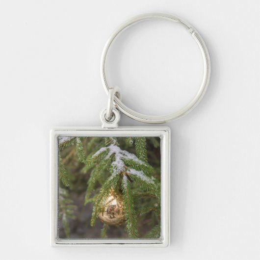 Gouden glazen kerstornament op groene kerstboom sleutelhanger (Voorkant)