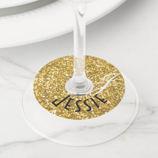 Gouden glinsterend monogram wijnglaslabel (Dichtbij)