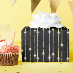 Gouden glinsterende lichten op zwart cadeaupapier