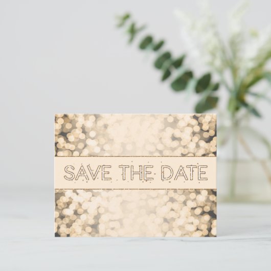 Gouden glinsterende lichten SAVE THE DATE Glam ans Aankondigingskaart (Staand voorkant)