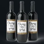 Gouden Glitter 70e Verjaardag - Proost op 70 jaar Wijn Etiket<br><div class="desc">Proost op 70 jaar wijnetiketten met een prachtige gouden glitterrand eromheen. Houd er rekening mee dat er geen echte glitter op het etiket staat. Het is een ontwerpeffect. U kunt dit wijnlabel van de 70e verjaardag gemakkelijk personaliseren met hun naam.</div>