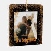 Gouden Glitter Bruiloft Paar Foto Keramisch Ornament (Rechts)
