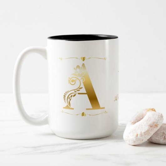 Gouden Glitter Een Monogram Aangepaste Tekst en Af Tweekleurige Koffiemok (Met donut)
