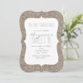 Gouden Glitter Glam Sweet 16 Verjaardagsuitnodigin Kaart (Staand voorkant)