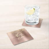 Gouden glitter, gouden monogram, zwarte scriptnaam kartonnen onderzetters (Insitu)