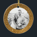 Gouden Glitter Lijst Vakantie Kerstmis Ornament<br><div class="desc">Een modern lijst van faux gold glitter schittert en schittert op dit aangepaste kerstornament met uw persoonlijke foto aan de ene kant en gemakkelijk aangepaste sjabloon tekst op de achterkant. Herdenk het jaar met dit gepersonaliseerde ornament of geef aan familie als een uniek vakantieaandenken.</div>