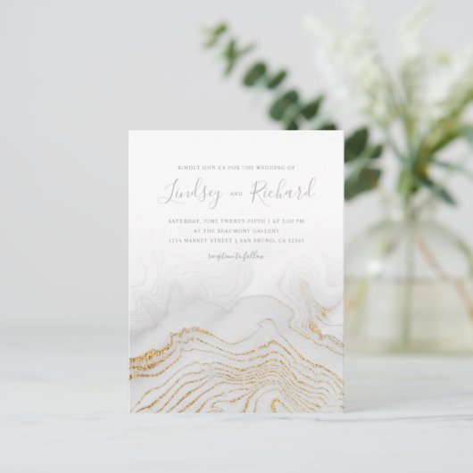 Gouden Glitter Marmer & Modern Script Huwelijksuit Uitnodiging Briefkaart (Staand voorkant)