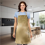 Gouden Glitter Metallic Handgeschreven Monogram Na Schort<br><div class="desc">Dit ontwerp kan worden gepersonaliseerd door de aanpassingsoptie te kiezen om tekst toe te voegen of andere veranderingen aan te brengen. Als dit product de optie heeft om het ontwerp naar een ander object over te brengen, moet u het ontwerp zo nodig aanpassen. Neem contact met me op colorflowcreations@gmail.com als...</div>