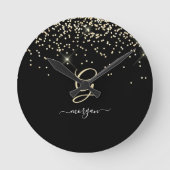 Gouden Glitter & Monogram Wit Script Naam op Zwart Ronde Klok (Voorkant)