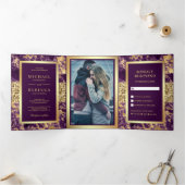 Gouden Glitter Paarse Marmeren Foto Bruiloft Drieluik Uitnodiging (Binnen)